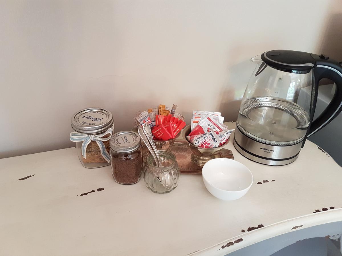 35 On Basil Hotel Каледон Стая снимка